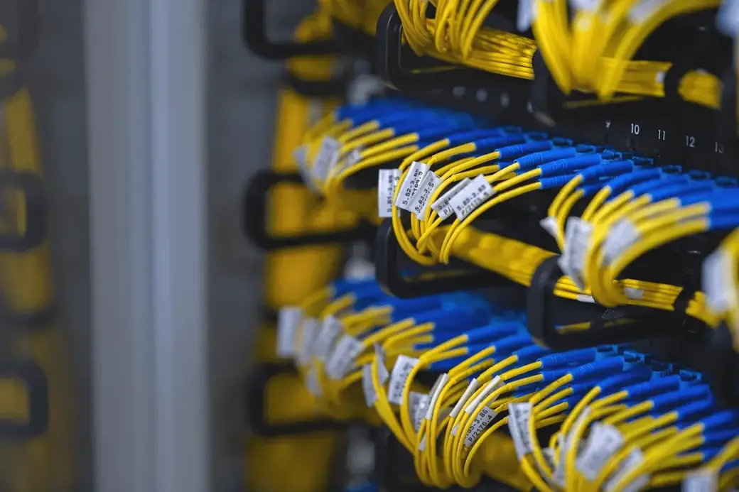 Labelled fibre patch cables in a network rack